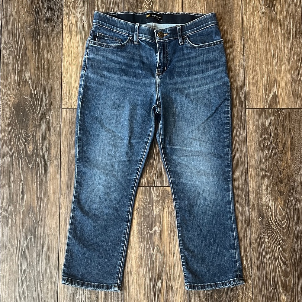 Lee Womens Size 8 Medium Regular Fit Straight Leg Mid Rise Capri Blue Jeans